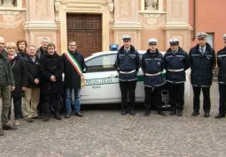 I componenti della Polizia Locale con il comandante Acchiardi, il sindaco, Marco Gallo e alcuni amministratori comunali nel momento della consegna dell'auto elettrica a marzo 2016